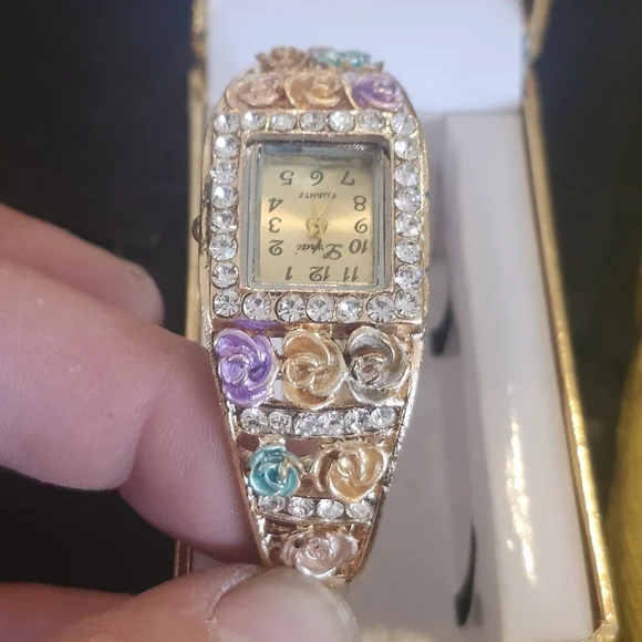 Beautiful Lupai Quartz Cuff Style watch womens - Picture 7 of 7